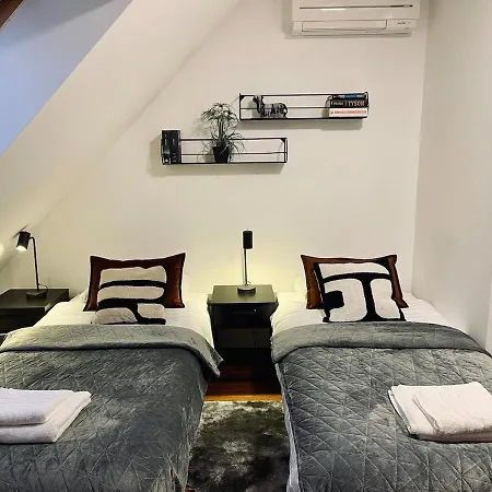 Three Stories In Old Center With Castle View And Terrace Apartman