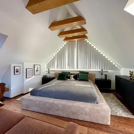 Three Stories In Old Center With Castle View And Terrace Apartmán